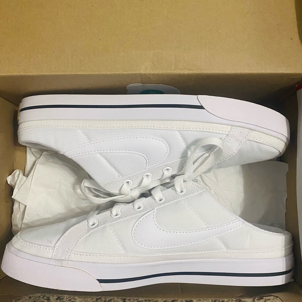 NIB Women’s Nike Court Legacy Mule Size: 8 DB3970-100